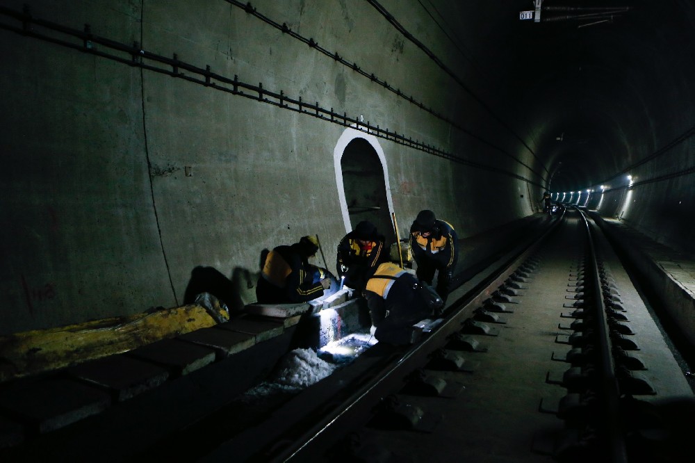 金昌铁路运营隧道病害现状